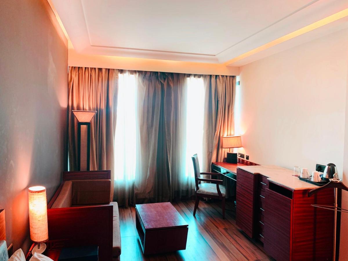 The Galgotias Hotel Gurugram Gurgaon Exterior photo
