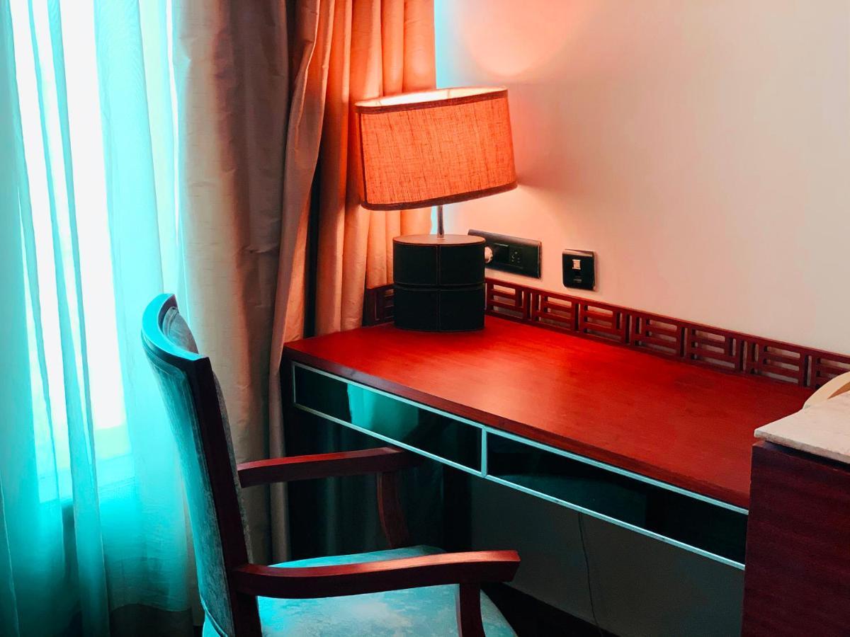 The Galgotias Hotel Gurugram Gurgaon Exterior photo
