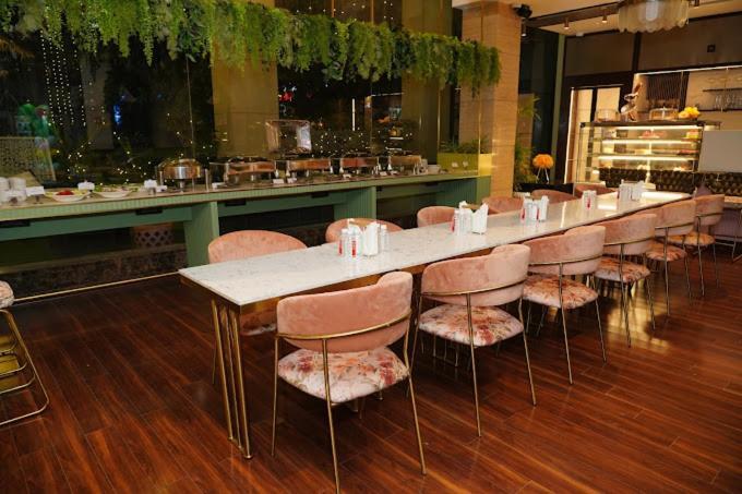 The Galgotias Hotel Gurugram Gurgaon Exterior photo