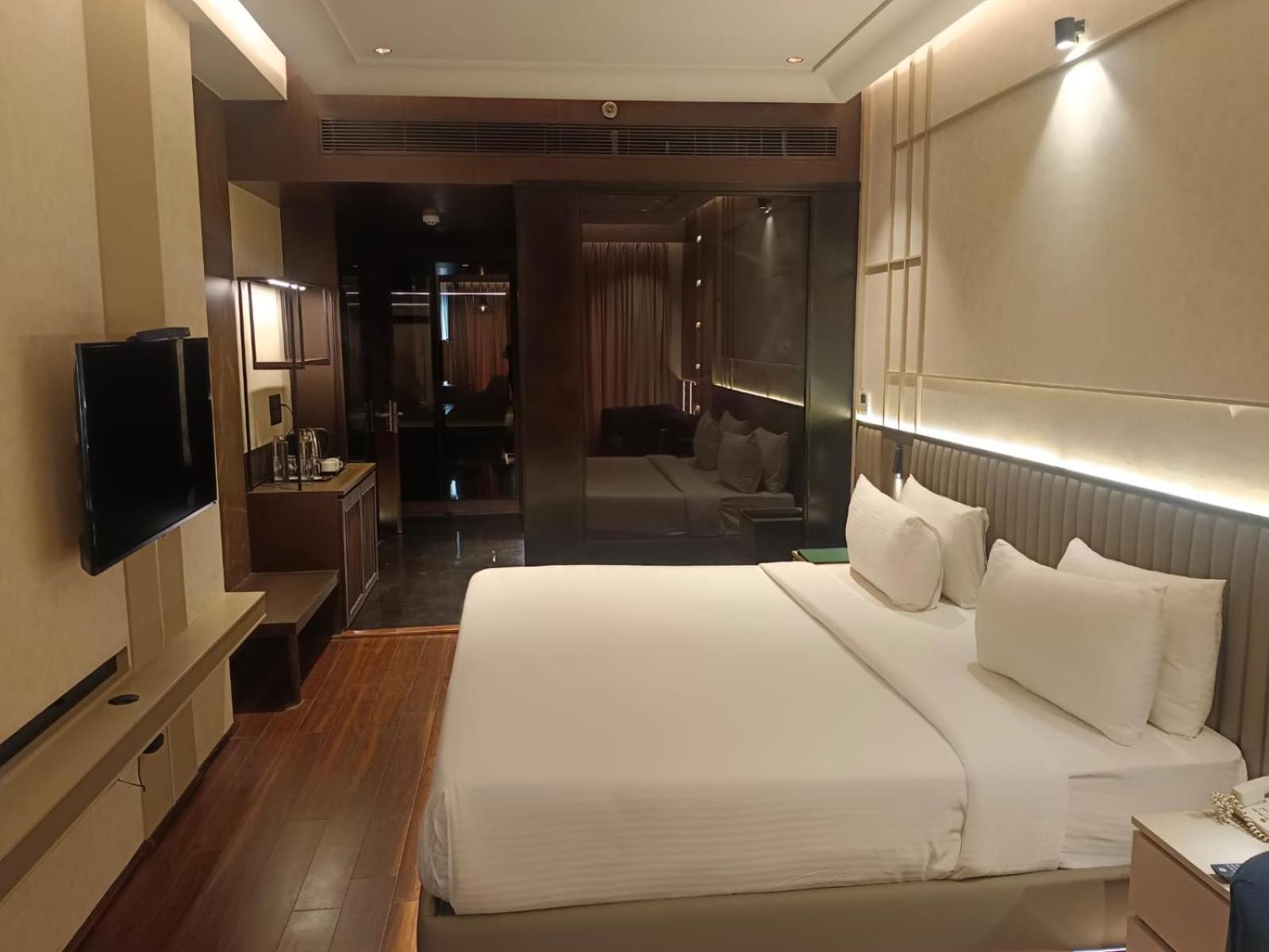 The Galgotias Hotel Gurugram Gurgaon Exterior photo