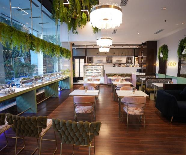 The Galgotias Hotel Gurugram Gurgaon Exterior photo